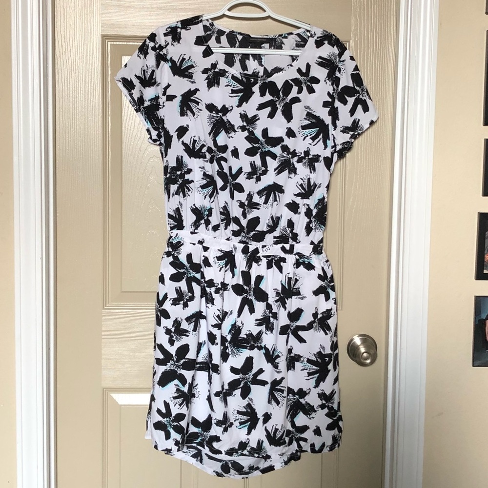 Banana Republic floral dress with cutout back. LG